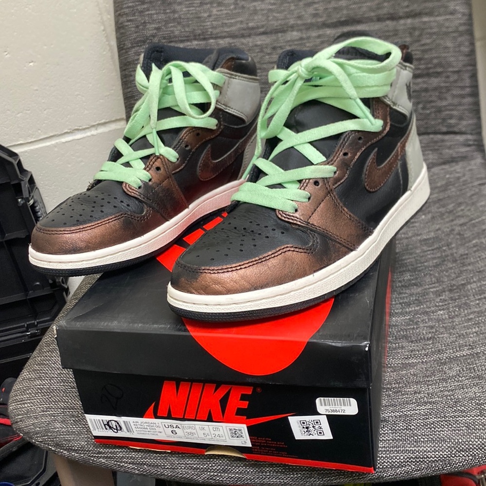 Air Jordan ones retro high OG‘s size 6